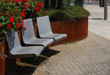 Jardinera y asientos para el espacio público ubicado sobre el aparcamiento subterráneo de José Laguillo. Sevilla