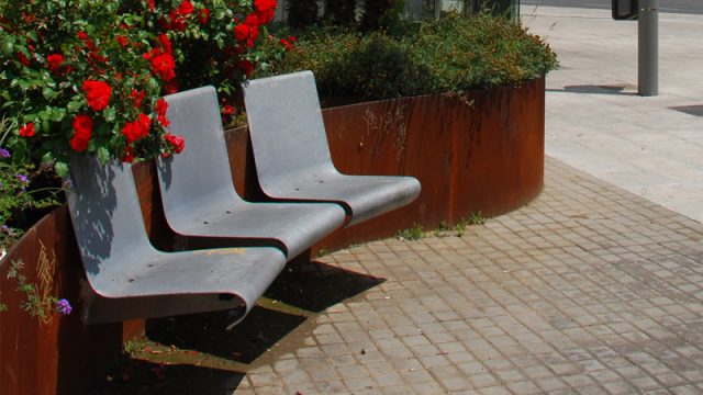 Jardinera y asientos para el espacio público ubicado sobre el aparcamiento subterráneo de José Laguillo. Sevilla